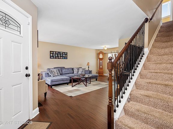 2nd image of 1904 Isle Royal Ln