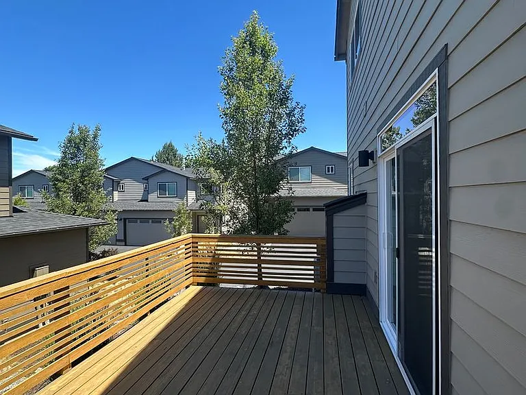 944 NE Paula Dr — Photo 16