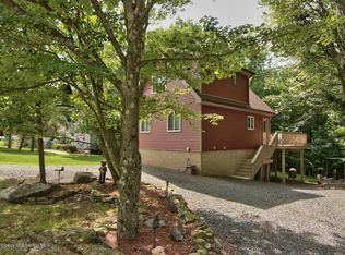 1989 Lakeview Dr E, Lake Ariel, PA 18436
