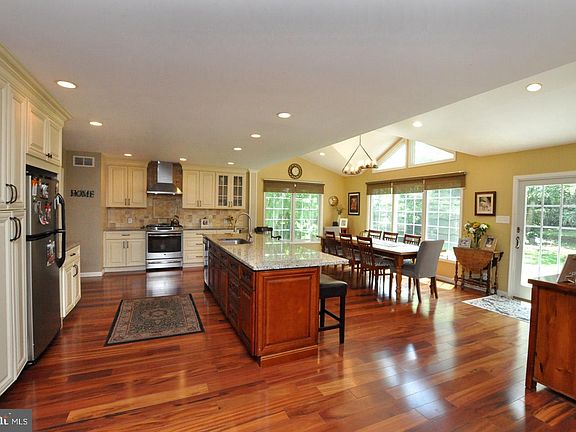 5th image of 114 Woodview Ln