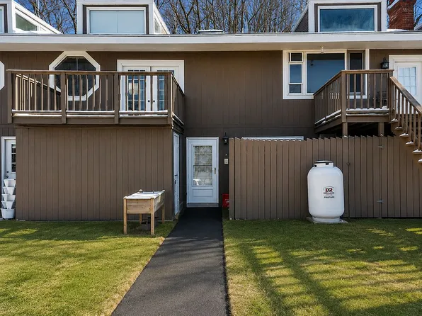 180 Mill St APT 5, Auburn, ME 04210