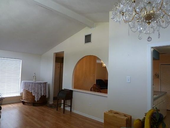 5th image of 725 Huckleberry Ln