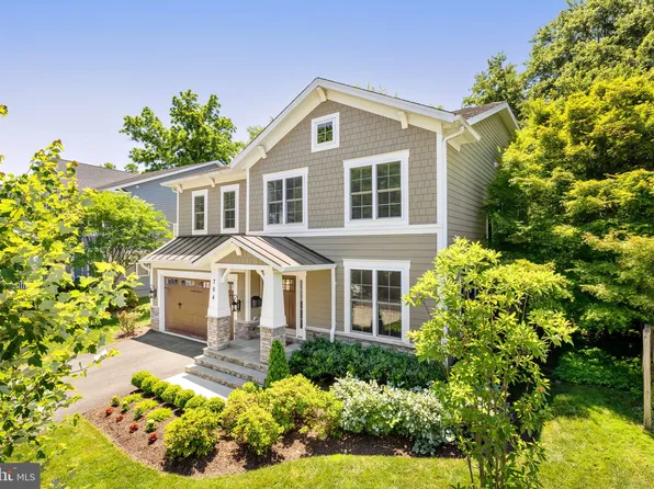 704 Plum St SW, Vienna, VA 22180