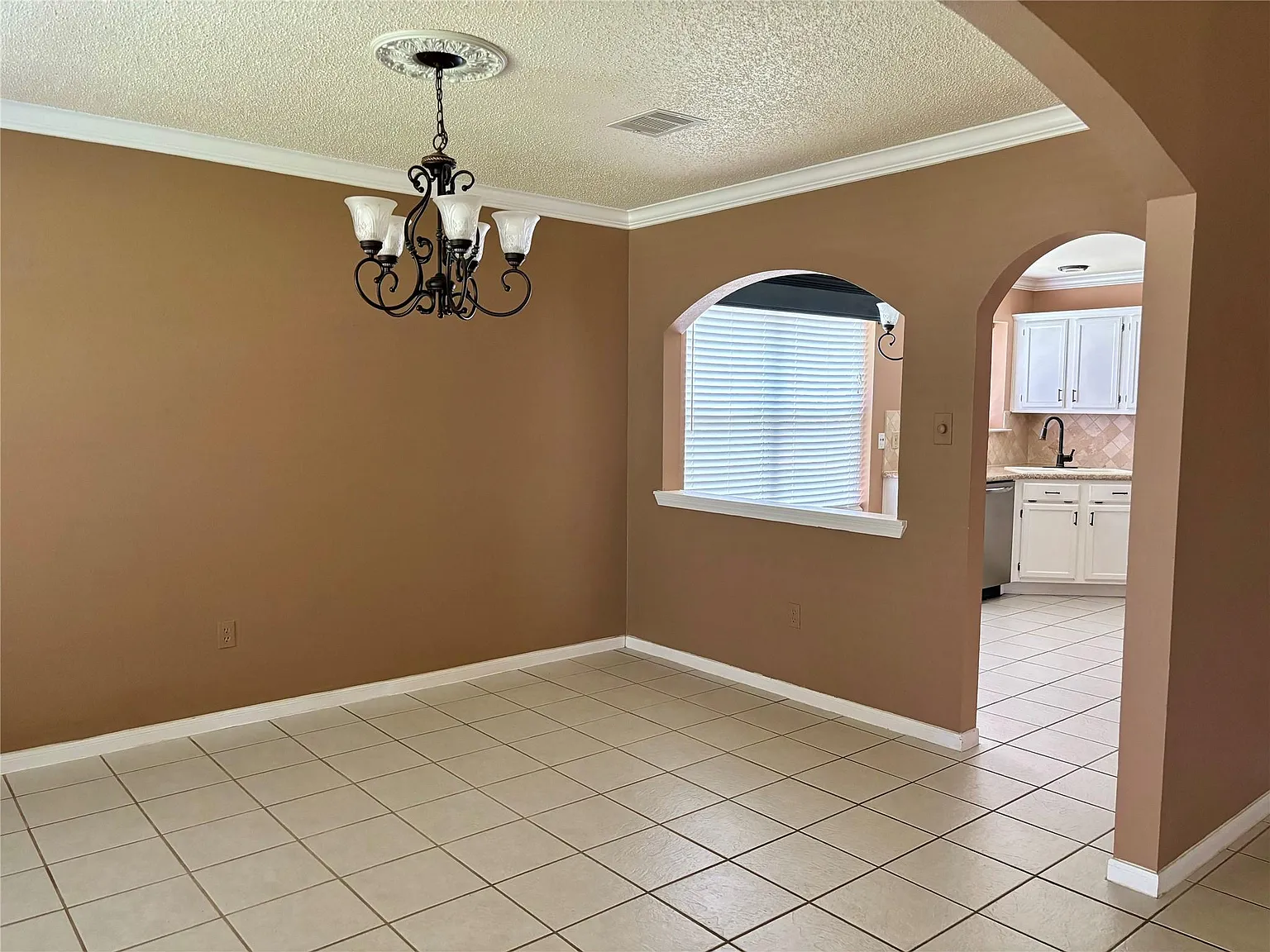 3 bed, 2.0 bath, 1708 sqft, $2,400 — Photo 2