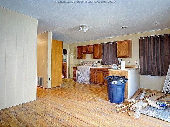 4th image of 19 Carrier Ln