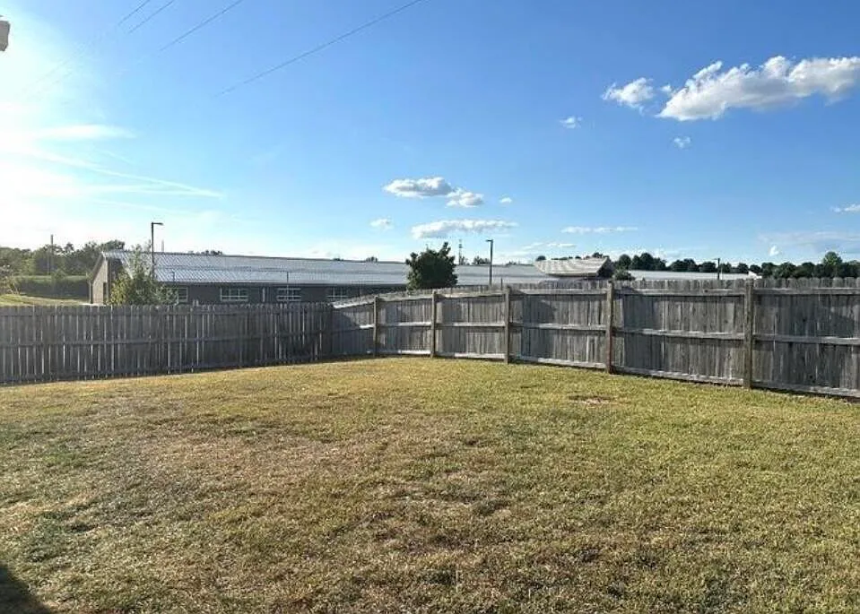 4 bed, 2.5 bath, 2344 sqft, $2,600 — Photo 4