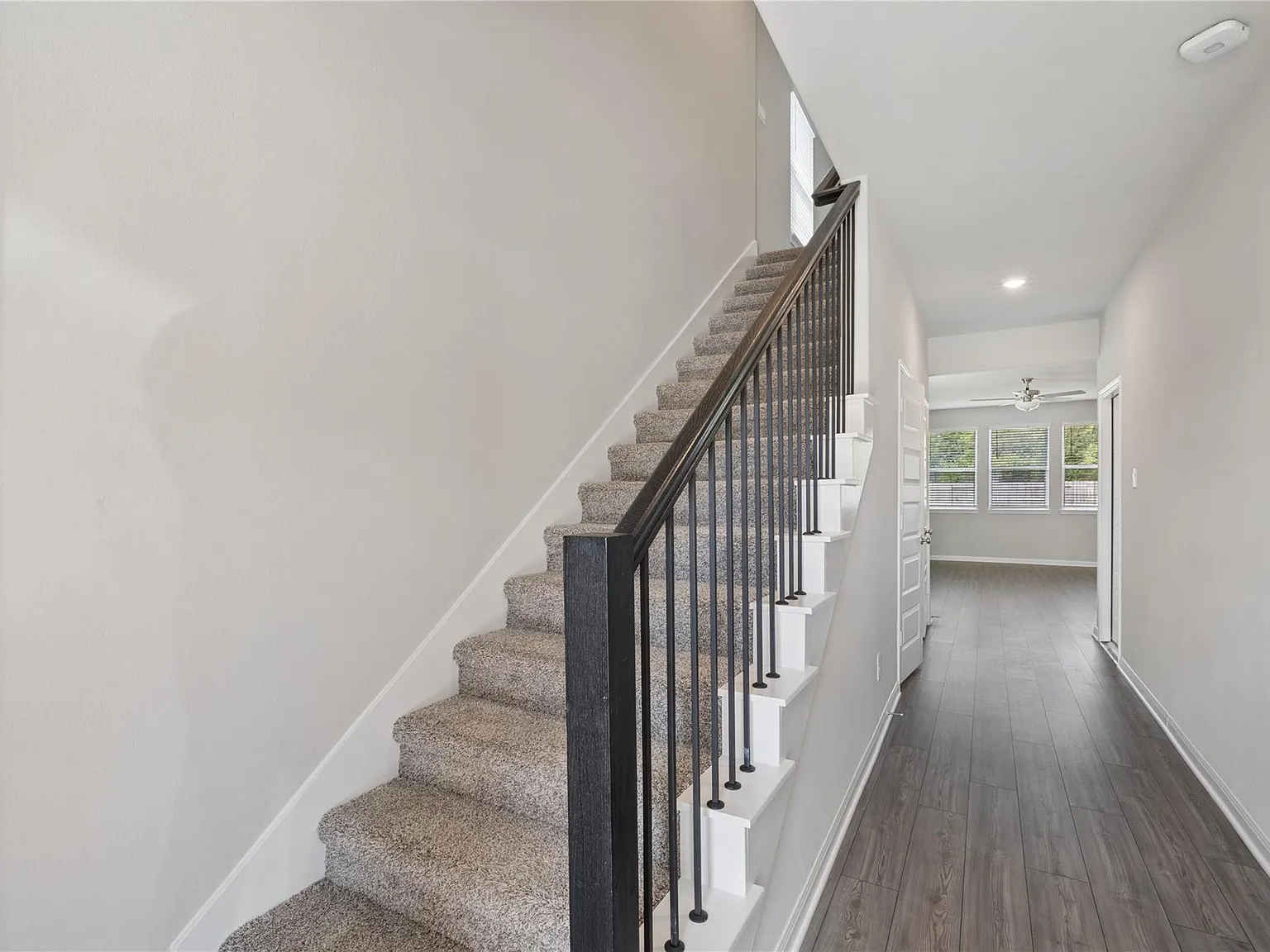 4 bed, 2.5 bath, 2024 sqft, $2,300 — Photo 4