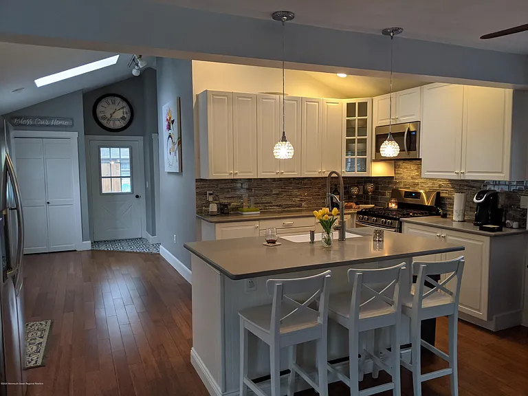 1121 Bay Ave — Photo 9