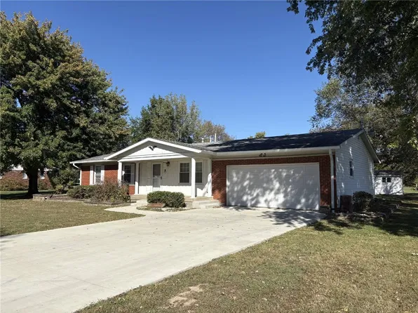 13 Carriage Ln, Newton, IL 62448