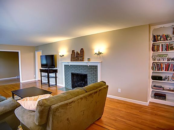 3rd image of 925 Hollendale Dr
