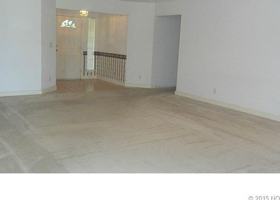 4th image of 2613 Parkwood Dr