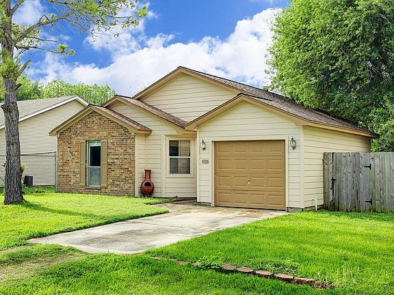 Plenty of front and back yard space, yet easy to maintain.