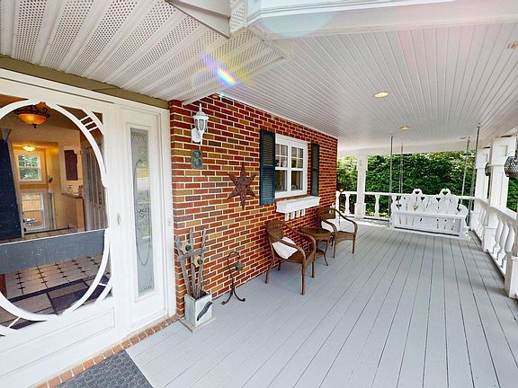 4th image of 8 Glen Manor Dr