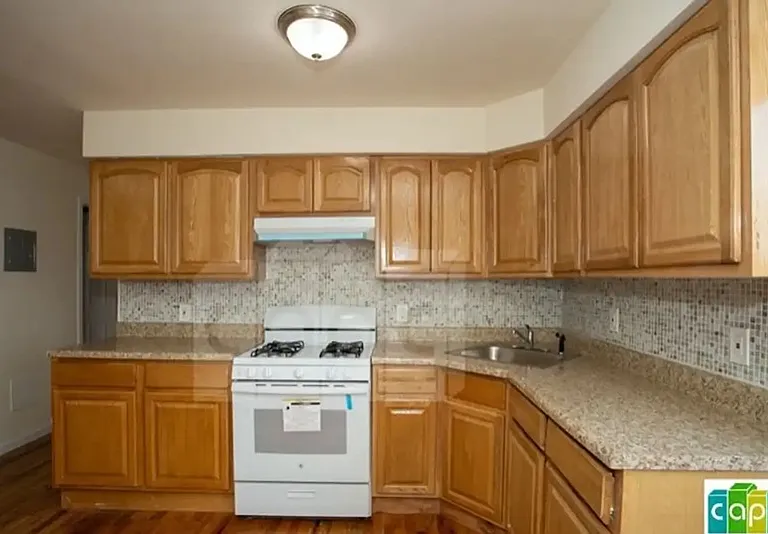1049 Colyer St — Photo 1