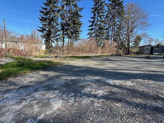 This expansive .67 acre lot has access to essential utilities including electricity, water, and sewer.>