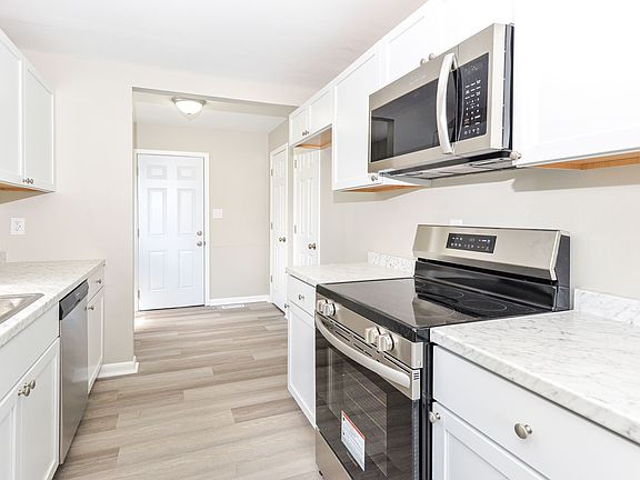 5th image of 4026 N Arlington Ave
