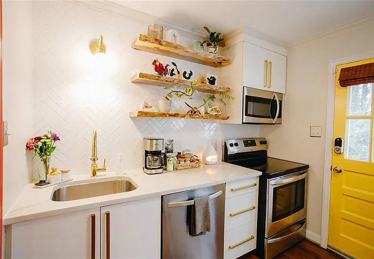 2202 Brewer St — Photo 2