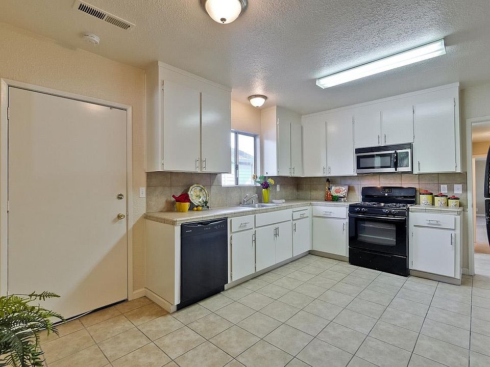 2nd image of 722 Willis Ave