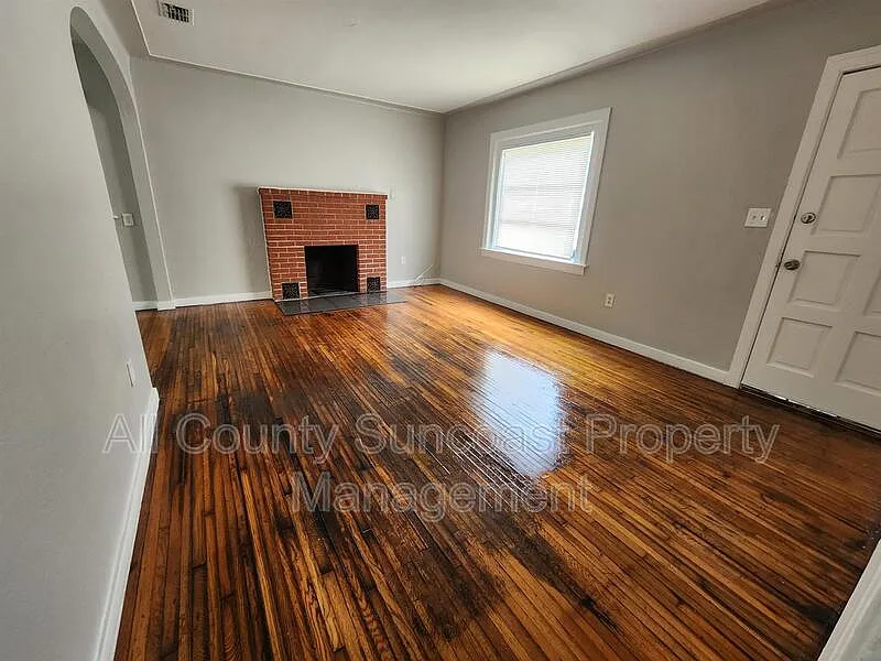 2 bed, 1.0 bath, $1,255 — Photo 3
