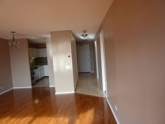 5th image of 899 S Plymouth Ct APT 1110