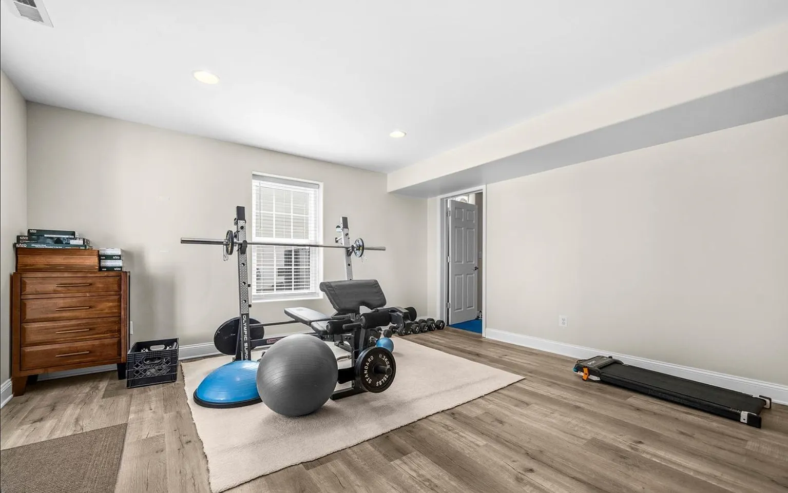 5 bed, 4678 sqft, $1,695 — Photo 4