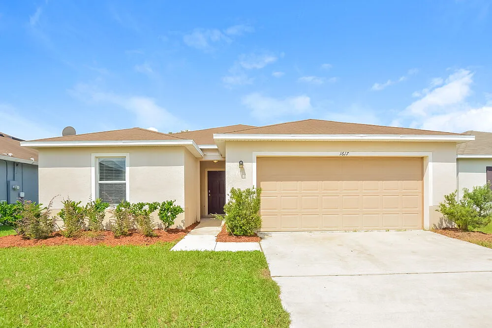 4 bed, 2.0 bath, 1707 sqft, $2,330 — Photo 1