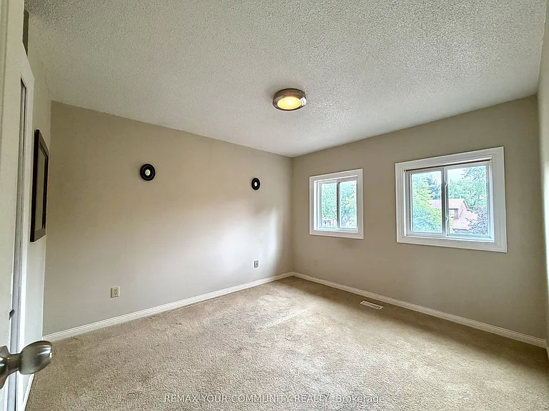 209 Yorkshire Dr — Photo 23
