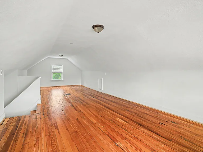 2428 Robertson Ave — Photo 18