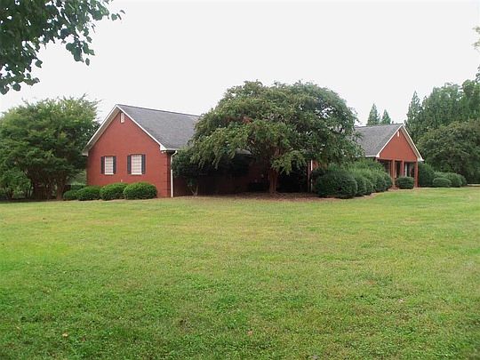 2nd image of 119 Carolina Oaks Dr
