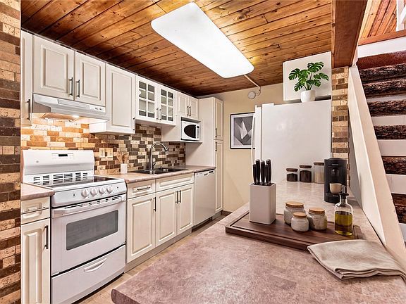 3rd image of 3295 Island Hwy W #202