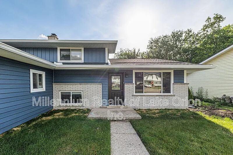 3 bed, 1.5 bath, 1421 sqft, $2,295 — Photo 2