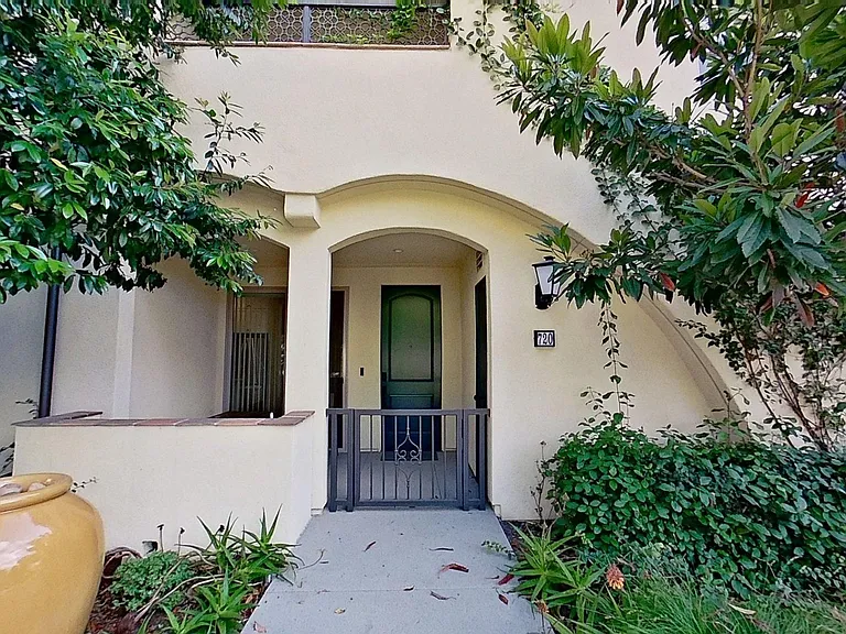 720 Spring Gdn — Photo 1