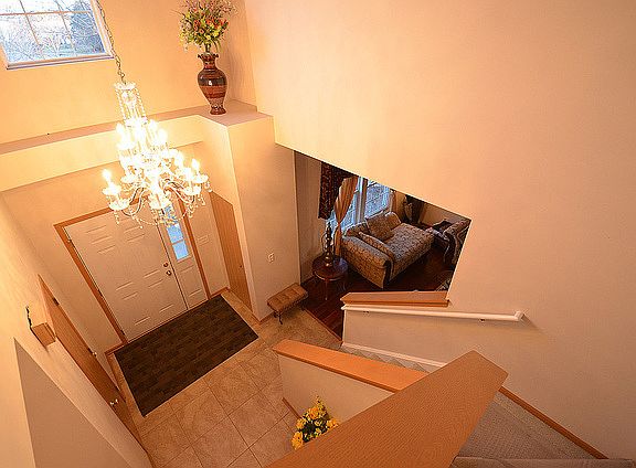 3rd image of 843 Clarendon Ct