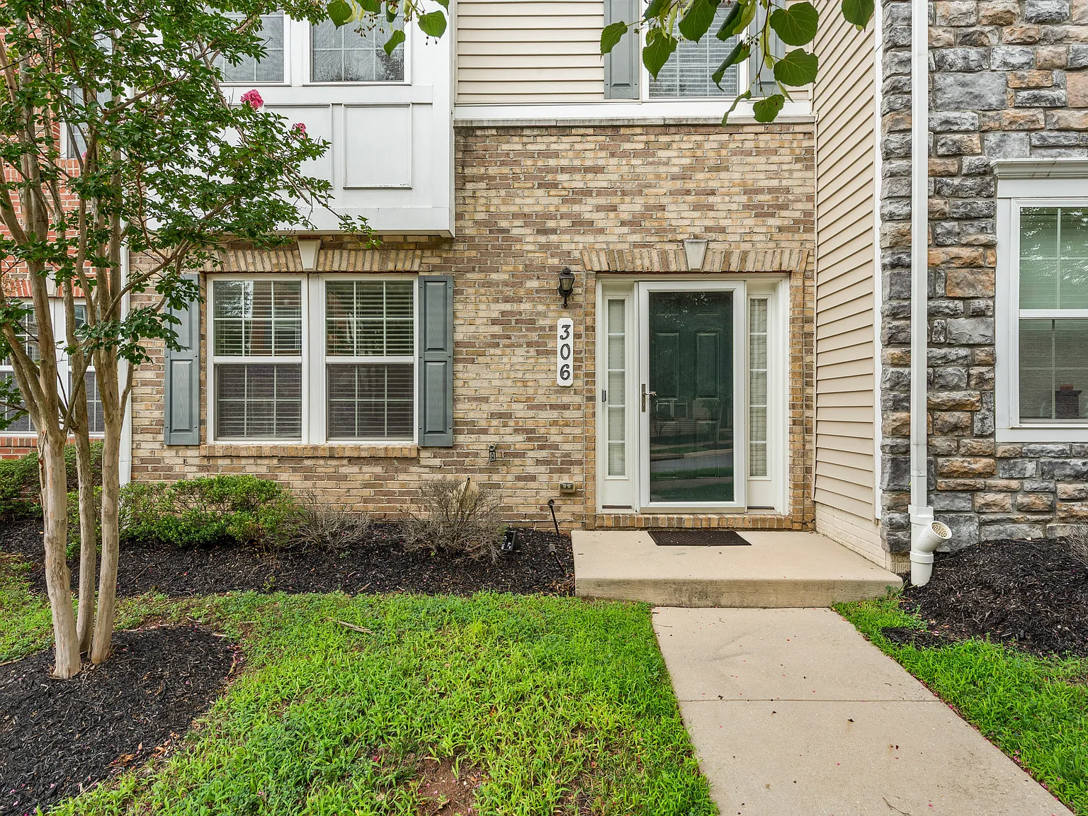 4 bed, 3.5 bath, 2008 sqft, $3,000 — Photo 2