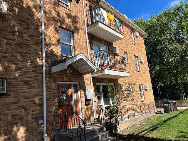 3 bed, 2.0 bath, 3300 sqft, $3,600 — Photo 2