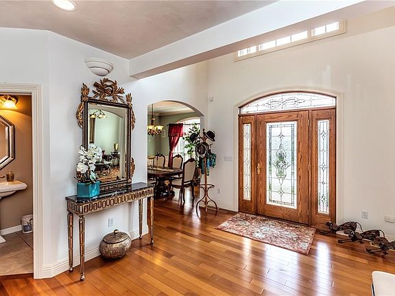 4th image of 5942 Shady Hollow Dr #91
