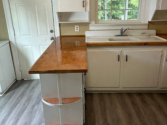 5th image of 1108 Evans St