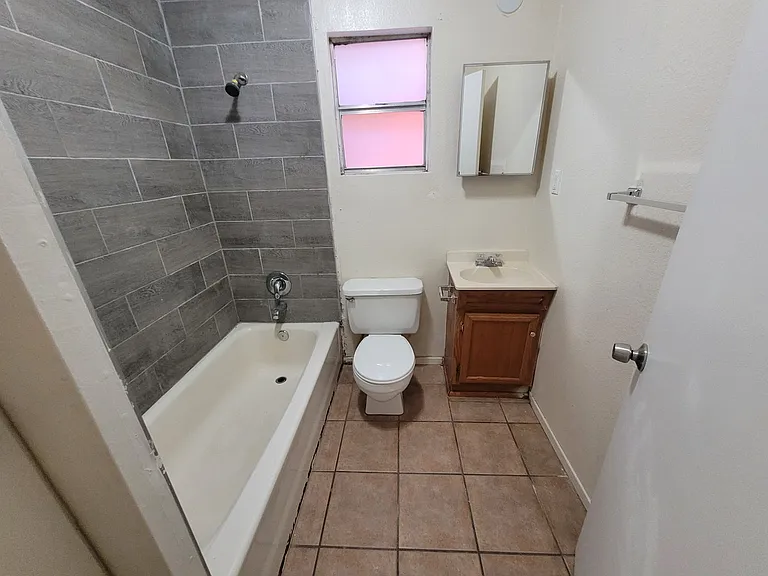 1131 S Avenue C — Photo 5