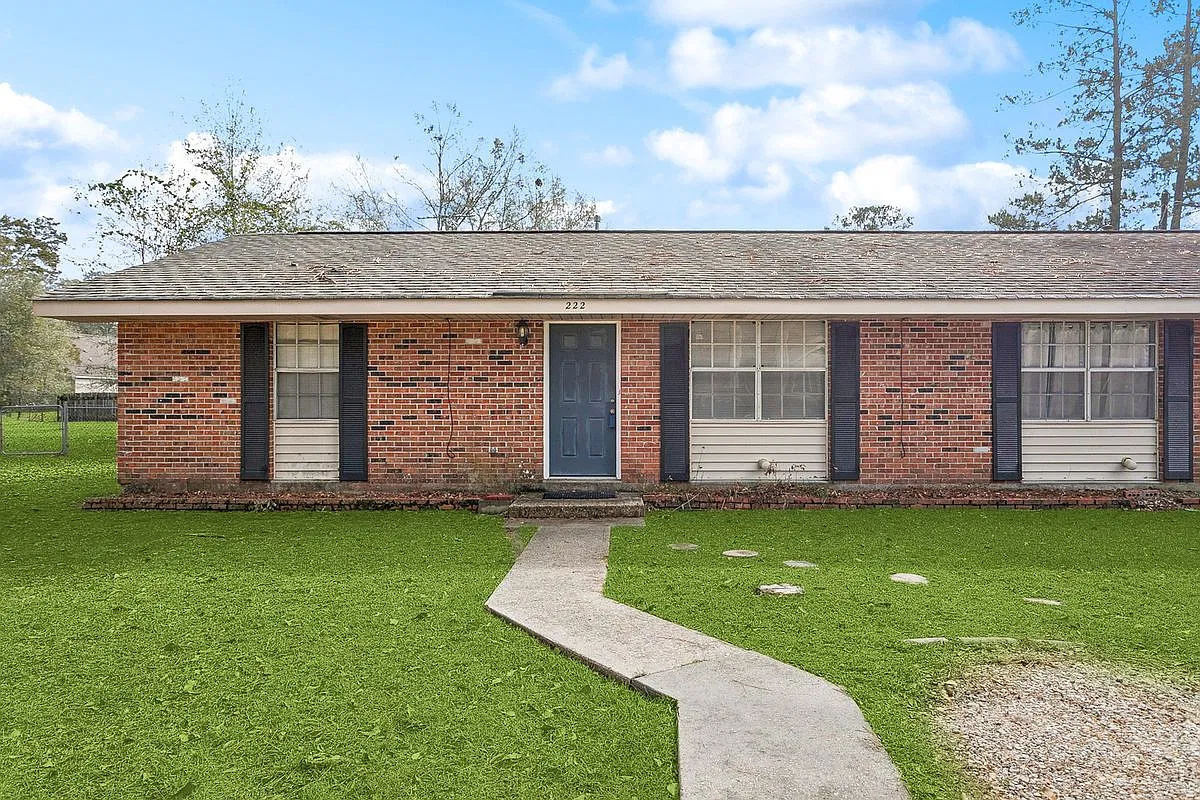 2 bed, 1.0 bath, 926 sqft, $1,300 — Photo 1