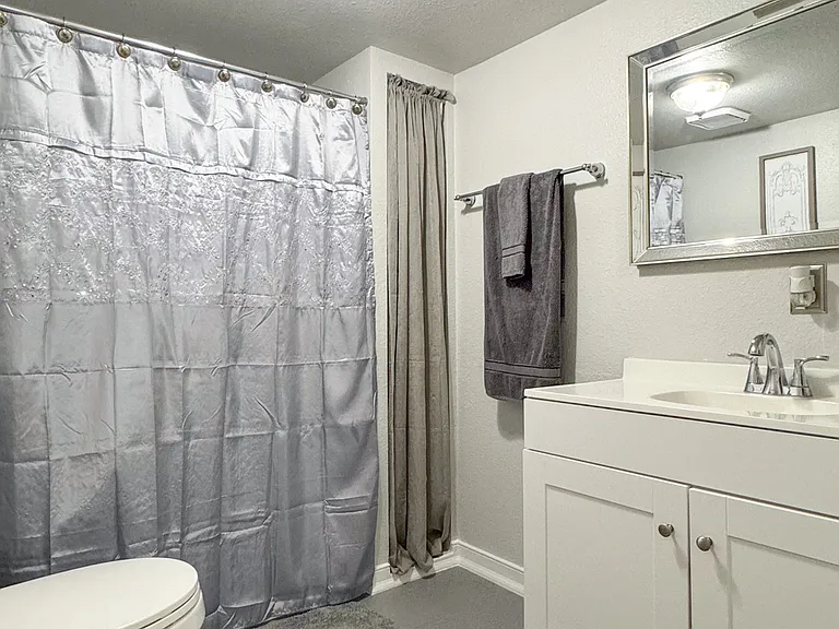 402 Underwood St — Photo 26