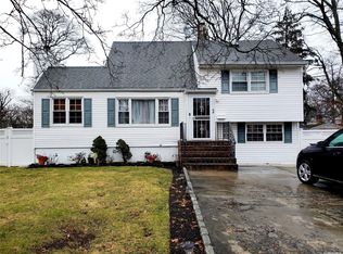 35 Ridgeway Blvd, Bay Shore, NY 11706