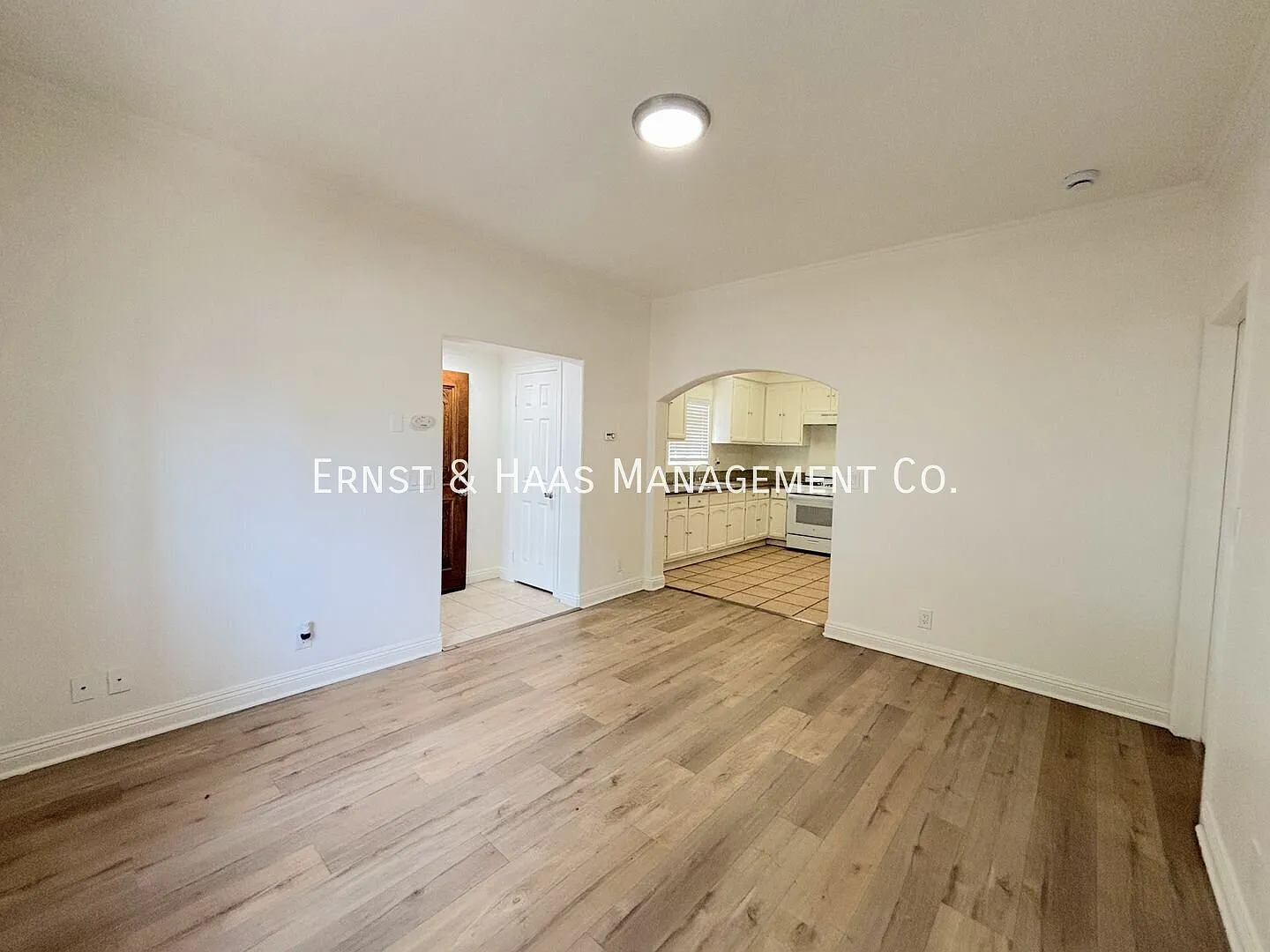Beautiful 4-Bedroom, 2-Bathroom Apartment in Prime Long Beach! — Photo 3