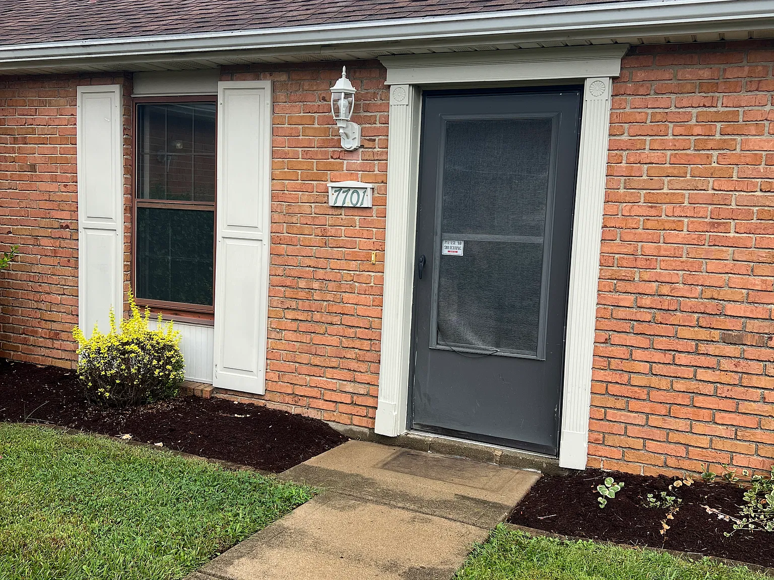 2 bed, 950 sqft, $1,300 — Photo 2