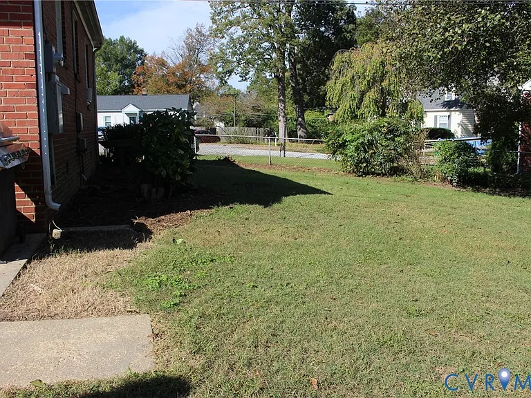 2300 Farrand St — Photo 27