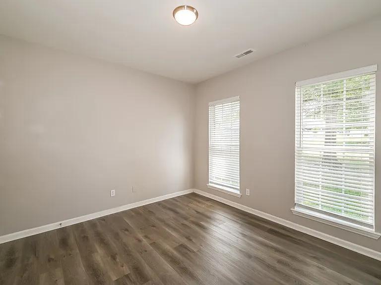 8704 Rozumny Dr — Photo 11