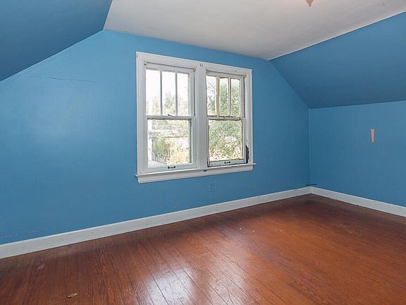 2nd image of 5586 Comstock Ave