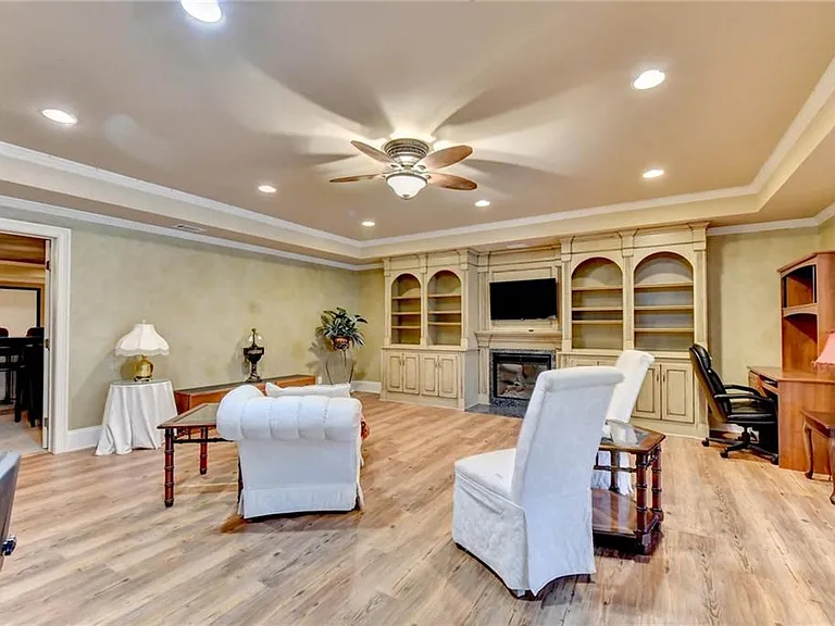 8910 Pinehurst Cv — Photo 78