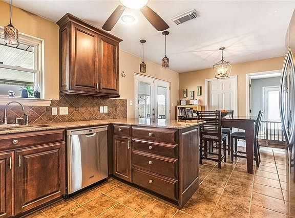 4th image of 2905 Decomine Dr