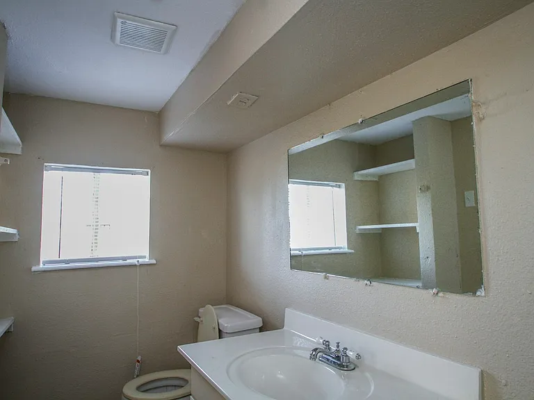 924 Saint James St #3 — Photo 4