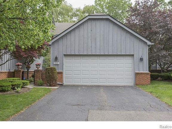 2nd image of 28456 Venice Cir #1